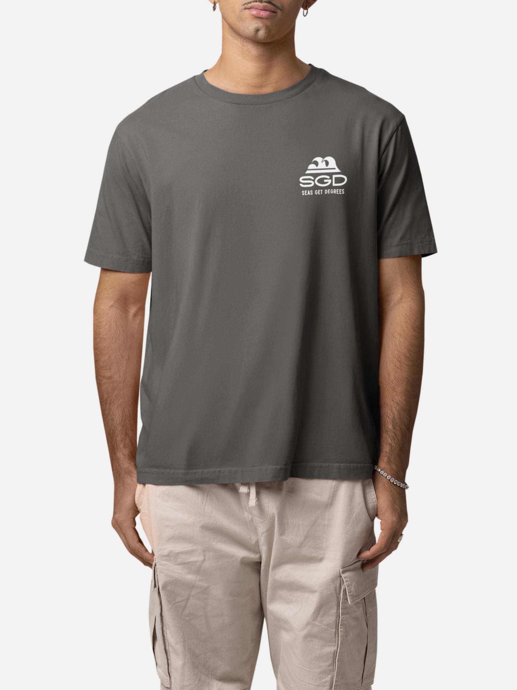 Model wearing Seas Get Degrees Tee front in anthracite — Seas Get Degrees men's coastal tee