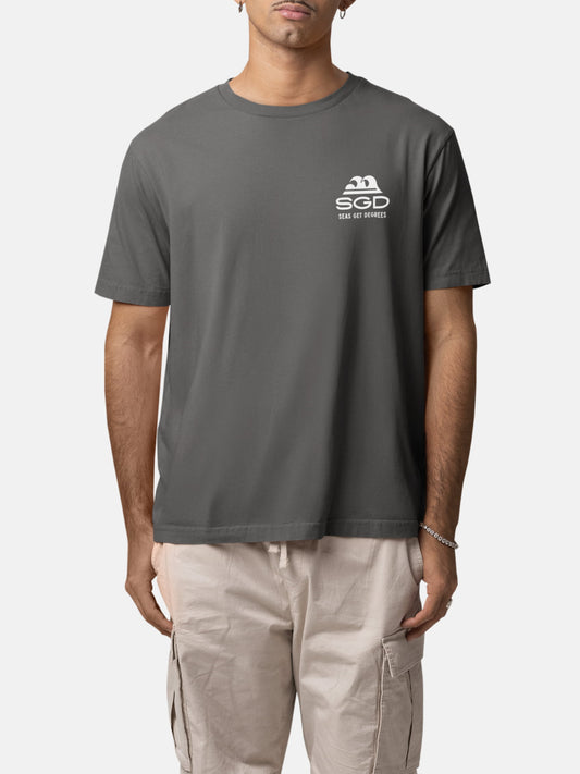 Model wearing Seas Get Degrees Tee front in anthracite — Seas Get Degrees men's coastal tee